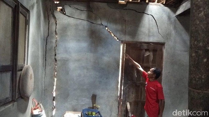 Tanah retak di Dusun Kranjang Lor, Salaman, Magelang, 6/3/2020