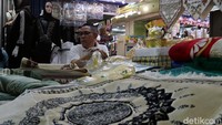 Ia mengatakan biasanya tokonya ramai orderan dari jemaah umroh yang baru datang atau berangkat umroh. 