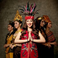 Puteri Indonesia Kalimantan Barat 2020 Olivia Putri Leanartha merupakan sarjana komunikasi 22 tahun. Dalam tiga tahun terakhir, Olivia juga mengembangkan kariernya sebagai model. Foto: Instagram @ officialputeriindonesia/ ʜᴀɴɴ ᴘʀᴀᴡɪʀᴀ