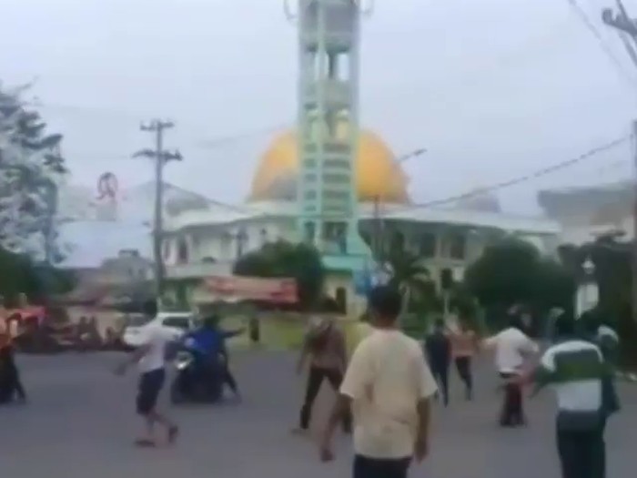 Remaja di Medan tawuran dekat masjid usai Jumatan (Screenshot video viral)