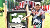 Walaupun diberondong tembakan, peluru tak berhasil menembus lapisan kaca dan pintu mobil. Istimewa/Bamsoet.