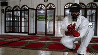 Saat melakukan penyemprotan itu para petugas tak lupa menggunakan sarung tangan.