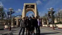 Sejumlah wisatawan berfoto di depan gerbang Universal Studio yang ditutup sementara waktu imbas virus corona.