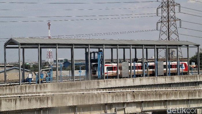 Demi mencegah menyebarnya virus corona, pihak LRT Jakarta telah menyiapkan beberapa langkah antisipatif tersendiri.