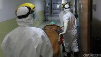 Pasien itu langsung dipasangkan masker oleh petugas rumah sakit dan dibawa ke salah satu ruangan untuk dicek kesehatannya.