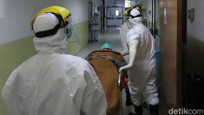 Simulasi Penangan Pasien Corona di RSHS Bandung RSHS Bandung melakukan simulasi penanganan pasien suspect corona, Jumat (6/3/2020). Simulasi itu untuk menunjukkan kesiapan RSHS dalam menangani pasien suspect corona.