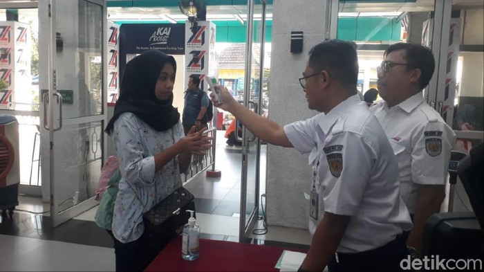 PT KAI mengecek penumpang di Stasiun Kertapati, Palembang, mengantisipasi wabah virus Corona (Raja Adil/detikcom)