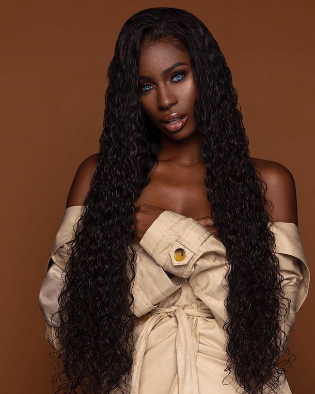 Mata Jalicia yang berwarna biru bukan karena lensa kontak, tato ataupun operasi. Kedua mata indahnya itu warisan dari sang ayah yang memang punya keturunan bermata biru di keluarganya. Foto: Instagram/@iamjalicia