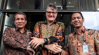 Wakil Ketua KPK Nurul Ghufron berjabat tangan dengan Duta Besar Jerman untuk Indonesia Peter Schoof dan Deputi KPK Bidang Pencegahan, Pahala Nainggolan, usai memberikan keterangan pers kepada awak media di Gedung KPK, Jakarta, Jumat (6/3/2020).