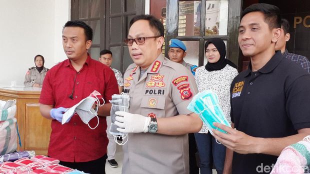 Polisi Bongkar 'Pabrik' Masker Daur Ulang di Bandung