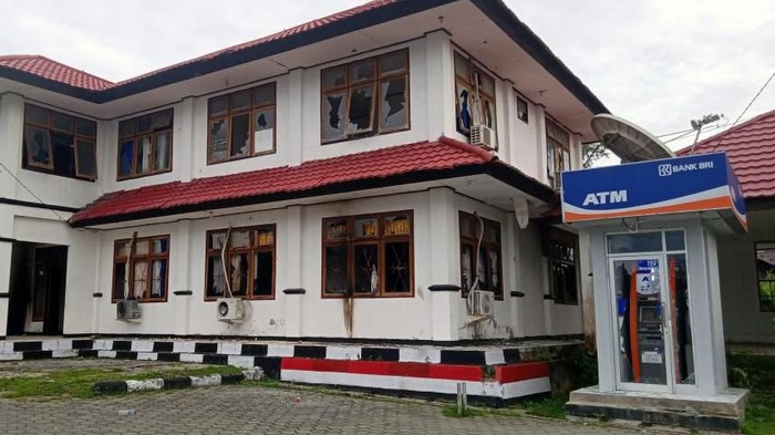 Kantor Bupati Waropen, Papua, porak-poranda usai dirusak massa. Berikut penampakannya.