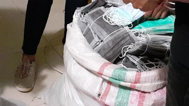Gerebek Rumah di Bandung, Polisi Sita Dua Karung Berisi Masker