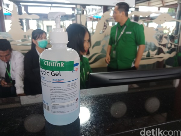 Selain itu disediakan pula hand sanitizer untuk membersihkan tangan dari kuman dan bakteri. Hand sanitizer ini dapat ditemukan di sejumlah titik seperti customer service office dan boarding gate. (Foto: Putu Intan Raka Cinti/detikcom) Selain itu disediakan pula hand sanitizer untuk membersihkan tangan dari kuman dan bakteri. Hand sanitizer ini dapat ditemukan di sejumlah titik seperti customer service office dan boarding gate. (Foto: Putu Intan Raka Cinti/detikcom)