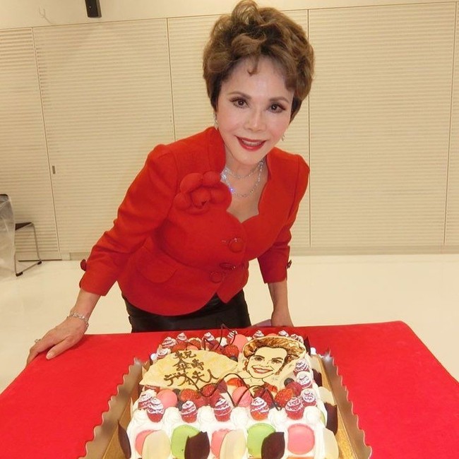 Baru-baru ini wanita dengan nama lengkap Ratna Sari Dewi ini juga bergabung dengan serial drama Jepang berjudul The Confidence Man JP: Princess. Foto: Instagram dewisukarnoofficial