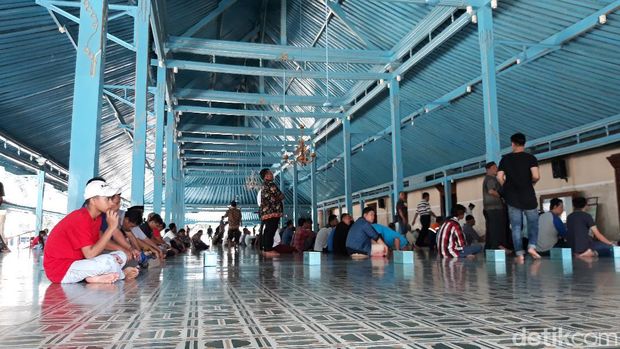 Tak Banyak Jemaah Masjid Agung Surakarta Jumatan Bawa Sajadah