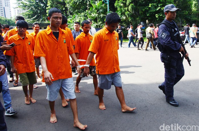 Kapolda Metro Jaya Irjen Pol Nana Sudjana didampingi Direskrimum Polda Metro Jaya Kombes Pol Suyudi Ario Seto dan Kabid Humas Polda Metro Jaya Kombes Pol Yusri Yunus menunjukkan barang bukti kasus pembobolan kartu kredit perbankan dengan menggunakan virtual account di Polda Metrojaya, Jakarta, Jumat (6/3/2020). Dalam  kasus tersebut polisi menangkap tujuh orang anggota komplotan penipu  dan sejumlah barang bukti