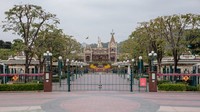 Disneyland Hong Kong Resort, taman rekreasi ini tutup pada 26 Januari lalu dan belum mengumumkan tanggal pembukaan kembali (Foto: CNN) Disneyland Hong Kong Resort, taman rekreasi ini tutup pada 26 Januari lalu dan belum mengumumkan tanggal pembukaan kembali (Foto: CNN)