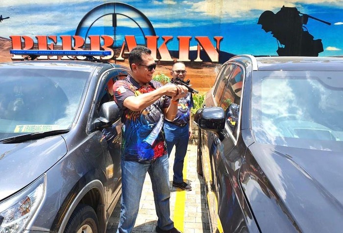 Bamsoet Uji Kaca dan Pintu Mobil Anti Peluru Ketua MPR Bambang Soesatyo menguji coba kaca dan pintu anti peluru yang biasa digunakan di kendaraan pribadi. Hasilnya, peluru tak berhasil menembus lapisan kaca dan pintu mobil.