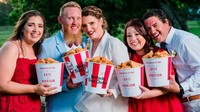 Keluarga dan teman-teman Kate dan Harrison juga hadir sambil memegang seember ayam goreng. Sambil berpose memegang ayam goreng yang ditaruh dalam ember. Foto: istimewa
