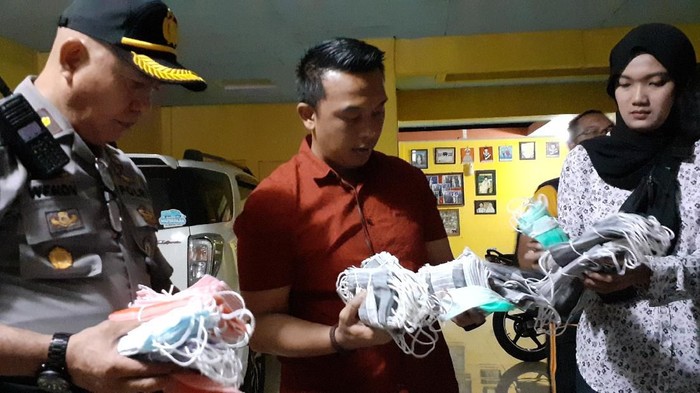 Polisi Sita Masker di Bandung