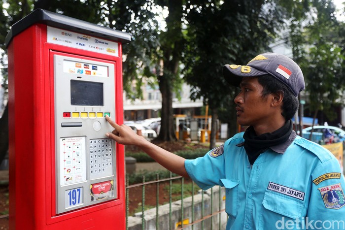 Parkir Meter Akan Digantikan e-Parkir Petugas mengoperasikan alat parkir meter di Tebah, Kawasan Pasar Mayestik, Jakarta, Jumat (6/3/2020). Unit Pengelola Teknis (UPT) Parkir Dinas Perhubungan DKI Jakarta akan mengganti 214 unit mesin parkir meter atau yang dikenal terminal parkir elektronik (TPE) dengan e-parkir. Pergantian ini menyusul tidak berfungsinya ratusan mesin parkir meter di sejumlah titik.