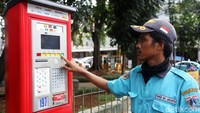 Petugas mengoperasikan mesin parkir meter di kawasan Pasar Mayestik, Jakarta, Jumat (6/3/2020). 