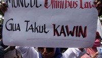 Mereka menolak Omnibus Law yang diangap mengancam buruh perempuan.