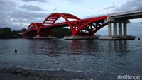 Jembatan Youtefa berada di atas Teluk Youtefa, Provinsi Papua yang menghubungkan Holtekamp dengan Hamadi sepanjang 732 meter dengan lebar 21 meter.