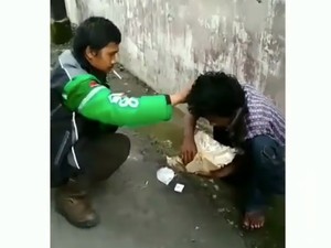 Inspiratif! 5 Kisah Mengharukan Driver Ojol saat Memberi Makanan