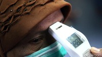 Pengecekan suhu tubuh juga dilakukan untuk para penumpang.