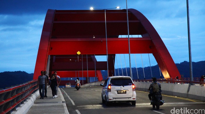Jembatan Youtefa (sebelumnya bernama Jembatan Holtekamp]) adalah jembatan di atas Teluk Youtefa, Papua. Jembatan ini menghubungkan Holtekamp dengan Hamadi.