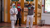 Sejumlah petugas langsung memakai masker saat penanganan pasien tersebut.