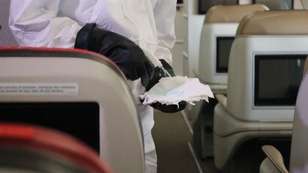 FLion Air Group melakukan penyemprotan cairan multiguna pembunuh kuman (disinfectant spray) sesuai prosedur yang berlaku, sarung tangan (hand gloves) dan cairan/ gel pembersih tangan (hand sanitizer) guna tindakan preventif dengan mengutamakan kesehatan (Foto: Dok. Lion Air) FLion Air Group melakukan penyemprotan cairan multiguna pembunuh kuman (disinfectant spray) sesuai prosedur yang berlaku, sarung tangan (hand gloves) dan cairan/ gel pembersih tangan (hand sanitizer) guna tindakan preventif dengan mengutamakan kesehatan (Foto: Dok. Lion Air)