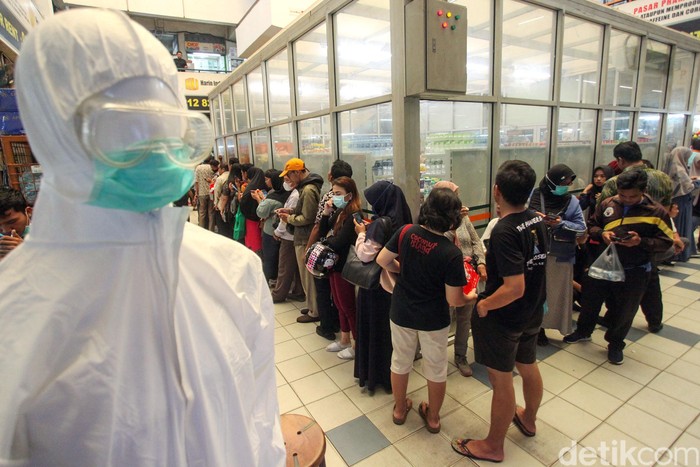 Mengular! Begini Antrean Masker Murah di Pasar Pramuka Antrean warga tampak mengular panjang di kawasan Pasar Pramuka, Jakarta. Para warga rela antre berjam-jam untuk mendapatkan masker murah.
