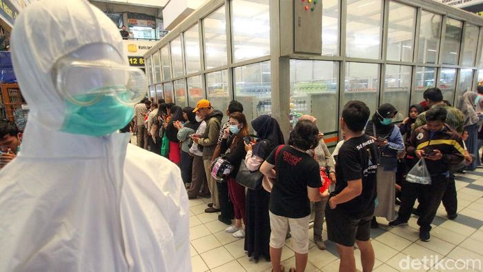 Mengular! Begini Antrean Masker Murah di Pasar Pramuka Antrean warga tampak mengular panjang di kawasan Pasar Pramuka, Jakarta. Para warga rela antre berjam-jam untuk mendapatkan masker murah.