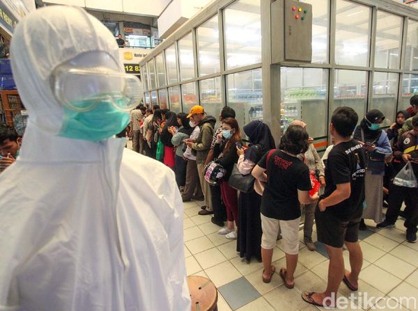 Mengular! Begini Antrean Masker Murah di Pasar Pramuka