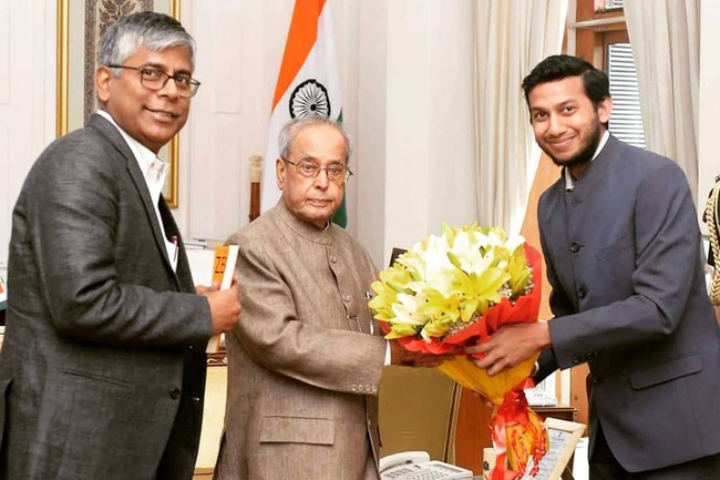 Menurut GQ India, hal yang mendorong dirinya untuk berbisnis hotel dan memulai OYO Hotels adalah karena remote TV. Ritesh tak pernah diberi kesempatan untuk menonton televisi sesuai keinginannya. Foto: Instagram