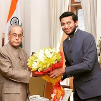 Menurut GQ India, hal yang mendorong dirinya untuk berbisnis hotel dan memulai OYO Hotels adalah karena remote TV. Ritesh tak pernah diberi kesempatan untuk menonton televisi sesuai keinginannya. Foto: Instagram