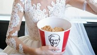 Tampil cantik dan elegan tetap terlihat seru jika sambil menikmati ayam goreng KFC. Pengantin wanita yang satu ini tak takut gaunnya kotor, yang penting bisa makan enak. Foto: istimewa