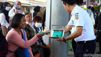 Sejumlah masker juga diberikan gratis untuk para penumpang.