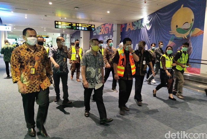 Kemenhub Cek Fasilitas Cegah Virus Corona di Soetta Kementerian Perhubungan melalui Direktorat Jenderal Perhubungan Udara mengecek standar operasional prosedur pencegahan virus Corona di Bandara Soekarno-Hatta Terminal 3 Kedatangan untuk mengantisipasi penyebaran virus Corona atau Covid-19 di Indonesia. Salah satu yang jadi perhatiannya yakni seberapa besar efektifitas pencegahan tersebut.