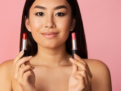 Kulit Sawo Matang Cocok Pakai Lipstik Warna Apa? Ini yang Bikin Wajah Cerah
