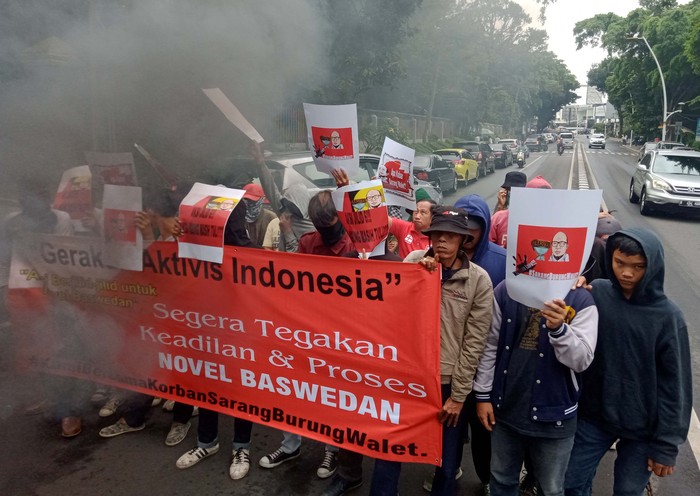 Aksi Menolak Lupa Kasus Novel Baswedan Para pemuda dan aktivis mahasiswa yang menamakan diri Gerakan Aktivis Indonesia (GAI) kembali menggelar unjuk rasa di depan Kejagung. Mereka menuntut keadilan pada Novel Baswedan.