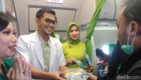 Di salah satu penerbangan yaitu rute Jakarta-Denpasar, Citilink juga membagikan kit traveling sehat.  (Foto: Putu Intan Raka Cinti/detikcom)
