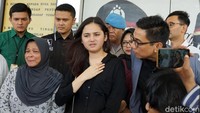 Usai bertemu dengan peneror dan keluarganya, Syifa Hadju pun memilih untuk memaafkan pria tersebut. Pool/Noel/detikFoto.