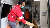 Ambulans yang digunakan untuk membawa pasien langsung disterilkan. Semua rangkaian kegiatan tersebut merupakan simulasi penanganan pasien suspect corona.