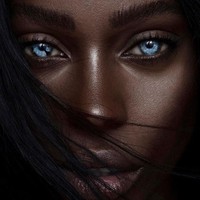 Mata berwarna biru memang sangat jarang terlihat pada orang berkulit hitam. Maka dari itu ini jadi salah satu keunggulan Jalicia di industri modeling. Foto: Instagram/@iamjalicia