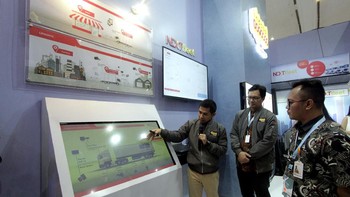 Tampak pada gambar, Chief Business Officer Indosat Ooredoo, Bayu Hanantasena saat melihat booth Indosat Ooredoo di GIICOMVEC 2020 di Jakarta (5/3).