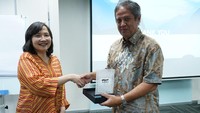 Direktur Utama PT ABM Investama Tbk (ABMM) Andi Djajanegara menyerahkan cinderamata korporasi kepada Country Director Global Reporting Initiative Dr Lany Harijanti dalam Dialog “Pathways to Sustainability” di Jakarta, Jumat (6/3/2020). Foto: dok. ABM