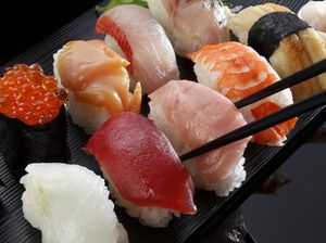 Makan Sushi Tidak Segar, Wanita Ini Alami Halusinasi hingga Insomnia